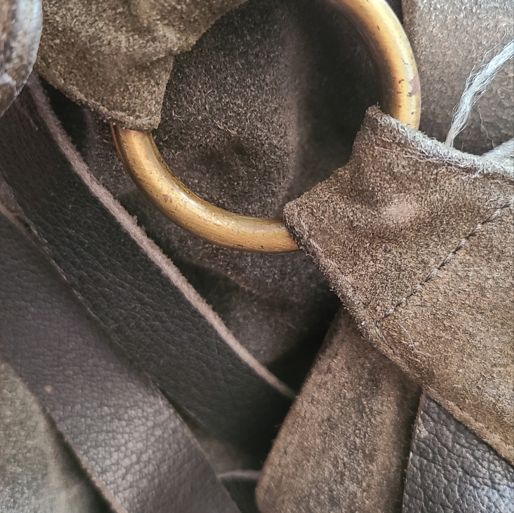Deena & Ozzy crossbody olive green suede and leather bag - Picture 5 of 5
